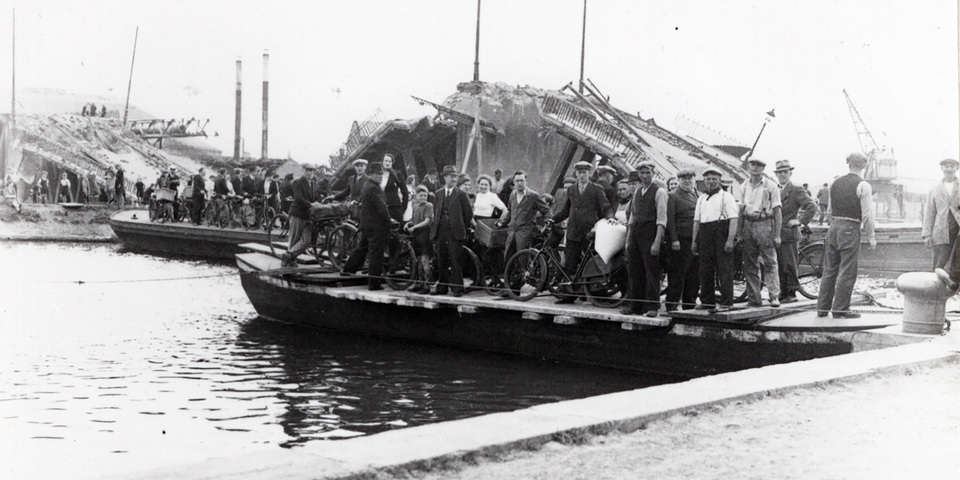 Merksemnaren op een bootje. In de achtergrond is een vernielde brug te zien.